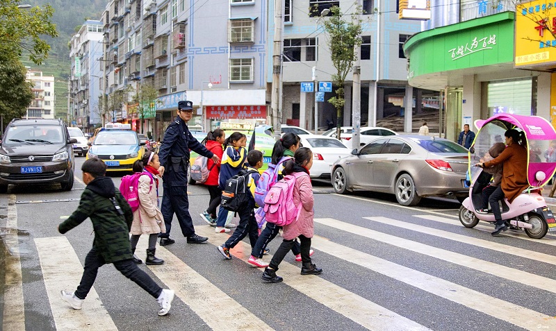 反光校服是孩子的“保护伞”