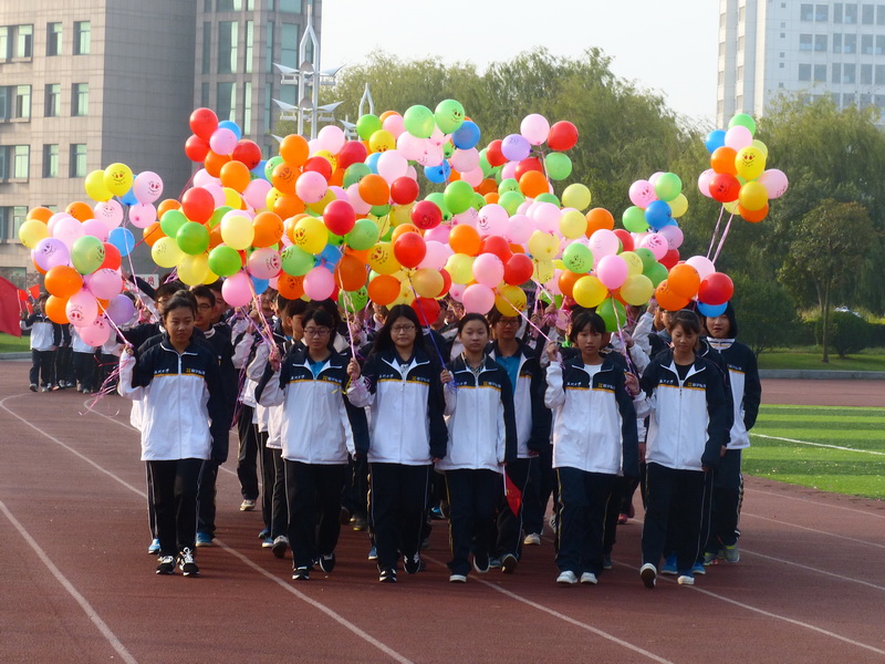 为什么那么多学校选择运动服定制校服呢？