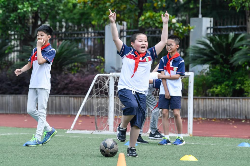 为什么学校都喜欢运动风格的初中生校服